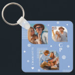 Chaveiro Monograma Nome 3 Tendência de Colagem de Fotos<br><div class="desc">Monograma Name 3 Photo Collage Trendy Modern Chaveiro apresenta uma colagem de fotos de três de suas fotos favoritas com seu nome personalizado e monograma em um roteiro elegante e branco em um fundo azul. Personalize editando o texto nas caixas de texto fornecidas. Perfeito para o aniversário, Natal, Dia de...</div>