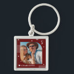 Chaveiro Monograma Nome Trendy Foto Simple Modern<br><div class="desc">O Chaveiro de Moderno Simples de Tendy de Foto com Nome Monograma apresenta uma de suas fotos favoritas com seu nome personalizado e monograma em um roteiro elegante e branco em um fundo burgundy. Personalize editando o texto nas caixas de texto fornecidas. Perfeito para o aniversário, Natal, Dia de as...</div>
