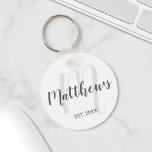 Chaveiro Monograma Personalizado de Script Moderno e Nome d<br><div class="desc">Monograma Personalizado e Nome da Família Presente com o nome da família no estilo de fonte do script moderno da cinza e monograma no estilo de fonte do script moderno da cinza clara como fundo com o ano estabelecido no estilo de fonte serif da cinza em fundo branco. Perfeito como...</div>