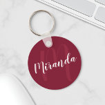 Chaveiro Monograma Personalizado Moderno e Nome Vermelho Bo<br><div class="desc">Monograma Personalizado e Presente de Nome com nome personalizado no estilo de letra branco do script moderno e monograma em vermelho claro e vermelho vivo no estilo de letra moderno do script como fundo em fundo vermelho burgundy. Perfeito como presente de feriado, favores de reunião familiar, obrigado seu presente para...</div>