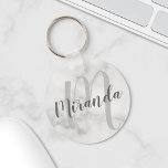 Chaveiro Monograma Personalizado Moderno e Símbolo Branco<br><div class="desc">Monograma Personalizado e Presente de Nome com nome personalizado no estilo de fonte do script moderno da cinza e monograma no estilo de fonte do script moderno da cinza clara como fundo no fundo do mármore branco. Perfeito como presente de feriado, favores de reunião familiar, obrigado seu presente para madrinhas...</div>