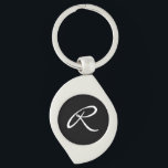 Chaveiro Monograma preto e branco<br><div class="desc">Simples e chique, esta design apresenta um monograma branco sobre um fundo preto. Faz um presente personalizado excelente. Edite o monograma com sua inicial. Você pode ajustar a fonte e centralizá-la novamente para se adequar ao seu monograma usando o recurso "Personalizar a fonte". Você também pode mudar o fundo preto...</div>