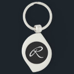 Chaveiro Monograma preto e branco<br><div class="desc">Simples e chique, esta design apresenta um monograma branco sobre um fundo preto. Faz um presente personalizado excelente. Edite o monograma com sua inicial. Você pode ajustar a fonte e centralizá-la novamente para se adequar ao seu monograma usando o recurso "Personalizar a fonte". Você também pode mudar o fundo preto...</div>