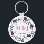 Chaveiro Monogramas de recém-casados personalizados e favor<br><div class="desc">Lavanda e coroa de flores violetas com monogramas personalizados e chaveiro de data de casamento. Belo favor de casamento decorado com uma bela coroa floral. Bela e prática que comemora seu amor.</div>