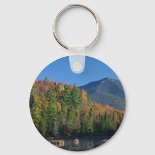 Chaveiro Montanha de Whiteface sobre pouca lagoa de