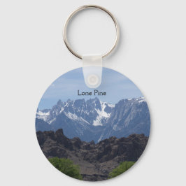 Chaveiro Montanhas com capa de neve de pinheiro solitário