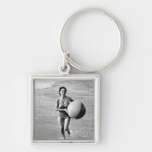 Chaveiro Mulher com uma bola de praia