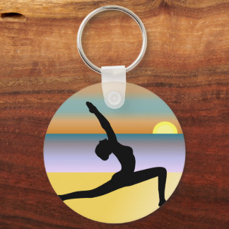 Chaveiro Mulher de Yoga de Praia Colocando uma cadeia de te