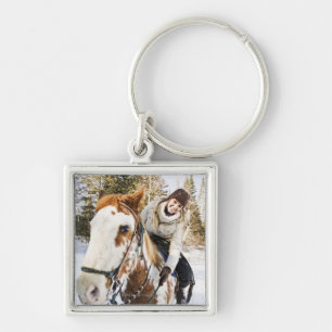 Chaveiro Mulher no cavalo fora durante o inverno