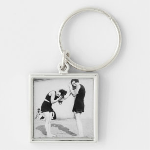 Chaveiro Mulheres que secam seu cabelo na praia