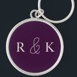 Chaveiro Na moda monograma de casais de casamento<br><div class="desc">chaveiro com na moda personalização, apresentando elegantes iniciais bege claro num fundo roxo escuro e rico. Perfeito para casais, personalize-o agora para adicionar iniciais de casais.</div>
