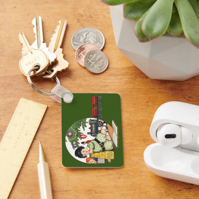 Chaveiro Natal Antigo, Menino Feliz Brincando com Brinquedo (Mesa)