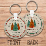 Chaveiro Nome da família Lago House Pine Tree Personalizado<br><div class="desc">Este design de reencontro familiar retrô é perfeito para pais e avós vestirem durante um acampamento na floresta ou uma viagem de montanha. A design apresenta Pinheiros e um urso contra um belo pôr do sol, criando um olhar legal para todos os homens, mulheres e crianças do grupo que combinem....</div>