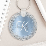 Chaveiro Nome do Monograma da Glitter de Prata de Metal Bru<br><div class="desc">Personalize facilmente este chaveiro de chic moderno com brilho cintilante bonito prateado em um fundo metálico azul escovado.</div>