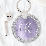 Chaveiro Nome do Monograma da Glitter de Prata Metálica Bru<br><div class="desc">Personalize facilmente esta moda design de chaveiro de chic com luz cintilante bonito prateada em um fundo metálico roxo escovado.</div>