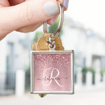 Chaveiro Nome do Monograma da Lâmina Rosa Bruta de Metal Gl<br><div class="desc">Personalize facilmente este chaveiro de chic moderno com uma brilhante cintilação de falso cor-de-rosa bonito robusta num fundo metálico roxo e roxo.</div>