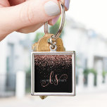 Chaveiro Nome do Monograma do Glitter Glitter Cor-de-Rosa r<br><div class="desc">Chaveiro de Monograma Elegante Glitter Dourado Glitter Elegante de Rosa Glam Personalize facilmente este design de chaveiro chic de tendência com brilho brilhante rosa de ouro elegante sobre fundo preto. O design apresenta seu monograma manuscrito com toalhetes bonito e nome.</div>