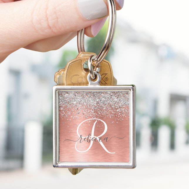Chaveiro Nome do Monograma do Glitter Metálico Brutado Dour (Personalize your keys with this elegant monogrammed keychain that has a silver glitter on rose gold.)