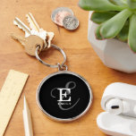 Chaveiro Nome do Monograma do Script de Caligrgrafia Preta<br><div class="desc">Um belo design de cadeia de chaves com uma elegante representação na moda do seu nome e monograma com sorifes clássicos e uma tipografia de escrita mais ornamentado numa harmonia equilibrada e simétrica. Os três elementos se combinam com uma sofisticada harmonia e criam seu próprio logotipo pessoal de marca. Mostrado...</div>