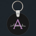 Chaveiro Nome do Monograma Girly de Script Preto Roxo<br><div class="desc">Chaveiros com nomes de Monograma de Script Simples Preto e Roxo (Cadeia-Chave). Isto faz o doce e perfeito aniversário de 16 anos,  casamento,  chá de panela,  aniversário,  chá de fraldas ou festa de solteira presente para alguém que ama luxo de luxo e estilos quíticos.</div>