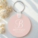 Chaveiro Nome e Monograma da Bridesmaid Personalizada<br><div class="desc">Ofertas personalizadas Elegante de Bridesmaid que apresentam um monograma personalizado no estilo de letra branco do script elegante com o nome e o título da bridesmaid no estilo de letra clássico da serif em fundo rosa-pinto-pincelado. Também perfeito para madrinha de casamento,  florista,  mãe da noiva e muito mais.</div>