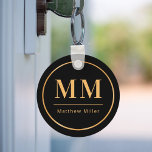 Chaveiro Nome minimalista das iniciais do monograma de ouro<br><div class="desc">Fundo preto,  texto do ouro. Com uma falsa armação de ouro. Personalize e adicione suas iniciais e nome do monograma. Para ele e para ela.</div>