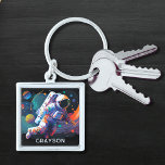 Chaveiro Nome Personalizado Colorido do Espaço Moderno do A<br><div class="desc">Colorida Modern Astronaut Space Personalized Name Chaveiro apresenta um astronauta flutuando no espaço externo com planetas coloridos e entalhes e personalizado com o seu nome na tipografia moderna do roteiro. Perfeito como presente para amantes do espaço, família e amigos para aniversário, Natal, feriados, Dia de os pais, irmão, marido, parceiro,...</div>