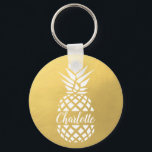 Chaveiro Nome personalizado do ouro monograma<br><div class="desc">Chaveiro com abacaxi branco sobre fundo de ouro falso. Personalize com seu nome e aproveite! Ele pode ser usado como um nome de etiqueta de mochila.</div>