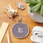 Chaveiro Nome único do Na moda e Monograma Tipografia Roxo<br><div class="desc">Um belo design de cadeia de chaves com uma elegante representação na moda do seu nome e monograma com sorifes clássicos e uma tipografia de escrita mais ornamentado numa harmonia equilibrada e simétrica. Os três elementos se combinam com uma sofisticada harmonia e criam seu próprio logotipo pessoal de marca. Mostrado...</div>