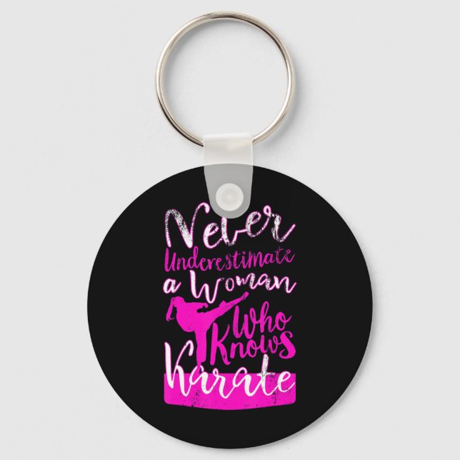 Chaveiro Nunca subestime uma mulher que conheça a citação d (Frente)