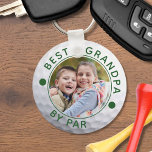 Chaveiro O MELHOR AVÓ DO PAR Photo Golf Ball Personalizado<br><div class="desc">Crie um chaveiro personalizado único para o avô de golfe com o título de golfe engraçado editável BEST GRANDPA BY PAR e seu texto personalizado em sua escolha de cores (mostrado em verde) em uma imagem de bola de golfe. A design é duplicada em ambos os lados. ASSISTÊNCIA: Para obter...</div>
