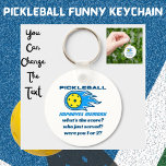 Chaveiro O Pickleball melhora a memória de forma engraçada<br><div class="desc">O Pickleball Melhora O Chaveiro Engraçado Da Memória. Você pode adicionar suas próprias perguntas. Ideia divertida para Pickleball Lovers! Humor de Pickleball. Uma bola de fogo amarela e azul divertida.</div>