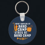 Chaveiro O Que Acontece No Acampamento Da Banda Fica Engraç<br><div class="desc">Design de banda de marche engraçado para aqueles que tocam saxofone, trompete ou tambor numa banda, orquestra ou performance musical. Legal mercadoria retrógrada de músicos da banda para geek, nerd ou campo de bandas. Perfeito para a realização de ensaios de bandas e de bandas para jogos de futebol. presente de...</div>