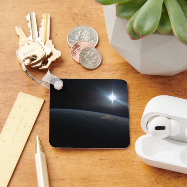 Chaveiro O Sol Se Situando Sobre O Horizonte Da Terra. (Mesa)