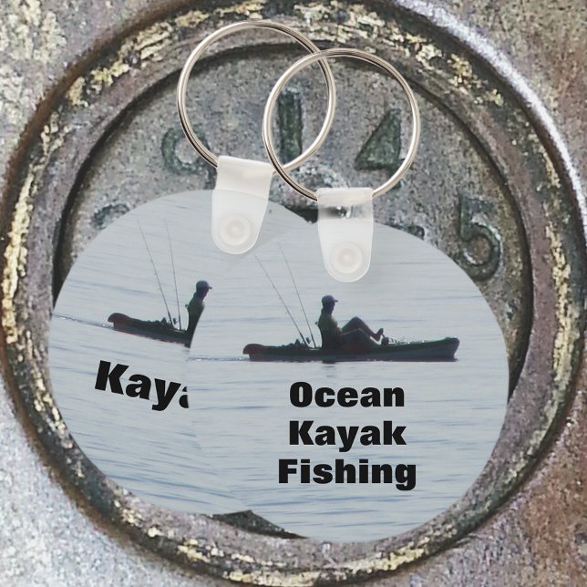 Chaveiro Oceano Kayak Pesca Preto Silhueta Kayaking Azul (Ideal hat for a kayak fisherman. Customize the text for ocean of lake fishing and personalized name.)