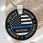 Chaveiro Oficial de Polícia Nome Personalizado Thin Blue Li<br><div class="desc">Honra De Serviço Respeita A Integridade. Chaveiro de linha azul fina personalizada para policiais e polícias. Personalize com o número do crachá do oficial. Esta chaveiro de polícia personalizada é perfeita para ofertas de graduação da academia de polícia para oficiais recém-formados, ou presentes de aposentadoria da polícia. COPYRIGHT © 2020...</div>