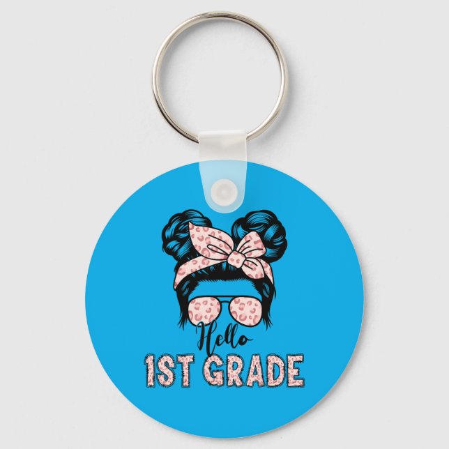 Chaveiro Olá Menina do 1º Ano com Coque de Cabelo Desgrenha (Frente)