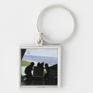 Chaveiro Os aviadores eliminam uma pálete de bens doados