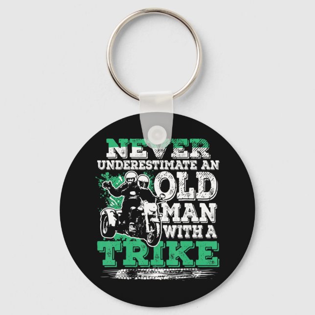 Chaveiro Os Homens Nunca Subestimam Um Velho Com Uma Viagem (Frente)