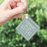 Chaveiro Os Marcadores São Para O Quitters Personalizado Bo<br><div class="desc">Este design de nerd bonito para amantes de livros, livrarias, autores, escritores, amigos de clubes de livros ou leitores ávidos apresenta a citação engraçada "Os Marcadores São para Quitters" com duas pequenas ilustrações de livros sobre um fundo verde empoeirado. Personalize com uma linha de texto personalizado abaixo; perfeito para o...</div>