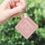 Chaveiro Os Marcadores São Para O Quitters Personalizado Bo<br><div class="desc">Este design de nerd bonito para amantes de livros, livrarias, autores, escritores, amigos de clubes de livros ou leitores ávidos apresenta a citação engraçada "Os Marcadores São para Quitters" com duas pequenas ilustrações de livros sobre um fundo cor-de-rosa rosa empoeirado. Personalize com uma linha de texto personalizado abaixo; perfeito para...</div>
