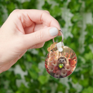 Chaveiro ouriço fofo de agosto com coração de peridoto