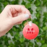Chaveiro Padrão geométrico do gradiente vermelho Monograma<br><div class="desc">Monograma Personalize com seu nome e inicial personalizados. Padrão geométrico do gradiente vermelho. Malha geométrica do triângulo com gradiente vermelho-escuro claro. padrão,  ombre,  malha,  triângulos,  geometria,  gradiente,  legal,  triângulo,  brilhante,  vermelho</div>