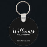 Chaveiro Padrinho de casamento Personalizado de Script Mode<br><div class="desc">Presentes personalizados de Padrinho de casamento com nome de padrinho de casamento personalizado no estilo de fonte branco do script moderno com título e data de casamento no estilo de fonte sans moderno em fundo preto. Perfeito também para o melhor homem, pai da noiva, dama de honra, madrinha de casamento,...</div>