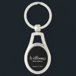 Chaveiro Padrinho de casamento Personalizado de Script Mode<br><div class="desc">Presentes personalizados de Padrinho de casamento com nome de padrinho de casamento personalizado no estilo de fonte branco do script moderno com título e data de casamento no estilo de fonte sans moderno em fundo preto. Perfeito também para o melhor homem, pai da noiva, dama de honra, madrinha de casamento,...</div>