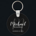 Chaveiro Padrinhos de casamento Personalizados de Script Mo<br><div class="desc">Adicione um toque pessoal ao seu casamento com padrinho de casamento personalizado. Este chaveiro apresenta o nome personalizado dos padrinhos de casamento no estilo de fonte branco moderno do script e o monograma no estilo de fonte moderno do script da cinza como fundo com o título e a data do...</div>