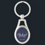 Chaveiro Padrinhos de casamento Personalizados de Script Mo<br><div class="desc">Adicione um toque pessoal ao seu casamento com padrinho de casamento personalizado. Este chaveiro apresenta o nome personalizado dos padrinhos de casamento no estilo de fonte branco do script moderno e monograma no estilo de fonte azul-claro do script moderno do marinho como fundo com o título e a data do...</div>