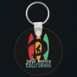 Chaveiro Papais noeis Monica Beach California - Retro Surfi<br><div class="desc">Vintage retro surfboard design para surfistas que adoram surfar e andar pelas ondas do oceano. Férias legal de Verão, mercadorias de férias de primavera para aqueles que desfrutam de sol quente, clima tropical, banho de sol debaixo da palmeira. Design para vestir encolhido e angustiado enquanto aproveita a festa na praia...</div>