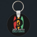 Chaveiro Papais noeis Monica Beach California - Retro Surfi<br><div class="desc">Vintage retro surfboard design para surfistas que adoram surfar e andar pelas ondas do oceano. Férias legal de Verão, mercadorias de férias de primavera para aqueles que desfrutam de sol quente, clima tropical, banho de sol debaixo da palmeira. Design para vestir encolhido e angustiado enquanto aproveita a festa na praia...</div>