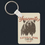 Chaveiro Parque Nacional do Yosemite Grizzly Bear Californi<br><div class="desc">Pronto para embarcar na sua aventura ao ar livre? Esta camiseta do Parque Nacional Yosemite é uma escolha perfeita. Com um urso negro ousado e paisagem florestal cênica, esta camisa vai inspirá-lo a explorar e abraçar a natureza. Solte seu explorador interno e não perca essa chance de trazer a natureza...</div>